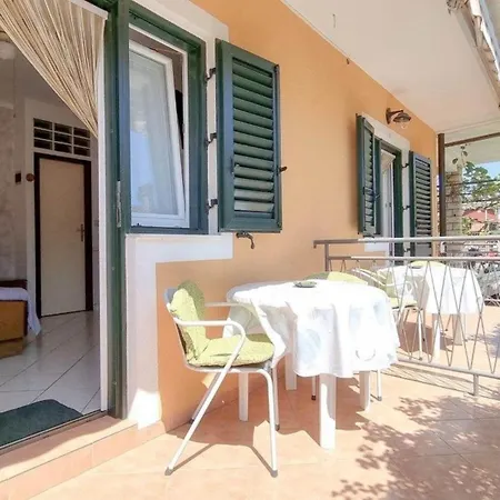 In Novigrad Mit Terrasse Apartman Novigrad Istria