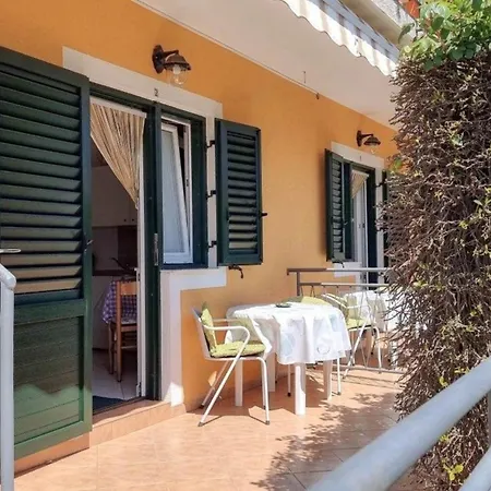 In Novigrad Mit Terrasse