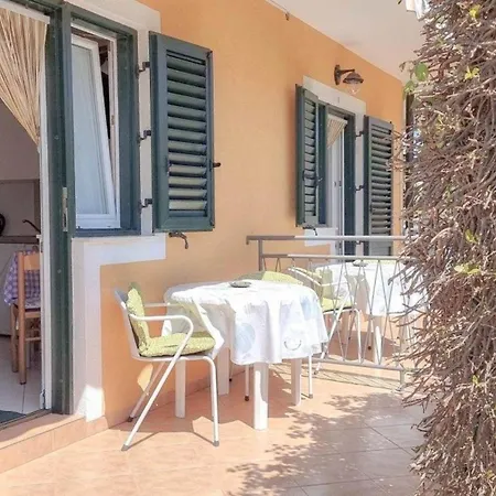 In Novigrad Mit Terrasse Apartman Novigrad Istria